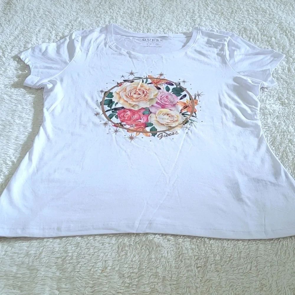 Guess❓Miller Floral💐 Graphic Tee👕 - NWT - Picture 12 of 15